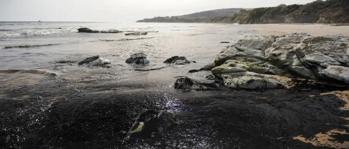 California, rottura di un oleodotto: 400 mila litri di petrolio fuoriusciti in mare