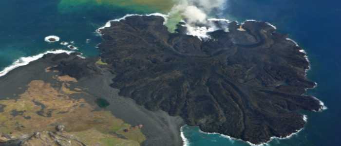 Nishinoshima, la nuova isola nata dalla lava