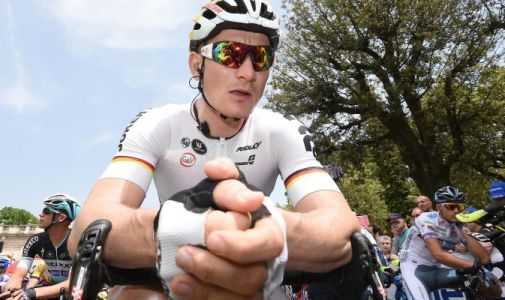 Giro d'Italia, a Castiglione vince Greipel. Escluse lesioni per Alberto Contador dopo la caduta