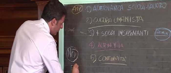 Renzi "alla lavagna" spiega la riforma della scuola