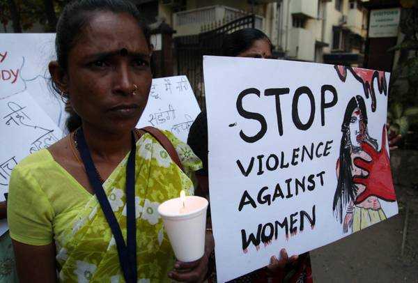 Orrore in India, ragazza di 15 anni resiste all'ennesimo stupro: bruciata viva
