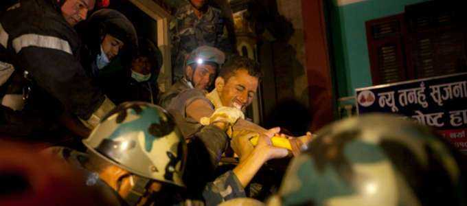 Terremoto Nepal, uomo salvato dopo 82 ore sotto le macerie. Ritrovati 5 italiani
