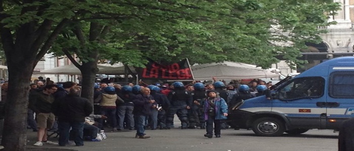 Salvini contestato ad Ancona con lancio di bottiglie e uova. La replica: "Ci fate paura? Nooo"