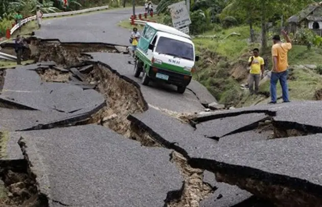 Terremoto Nepal, tra le oltre 4.000 vittime anche quattro italiani. La terra continua a tremare