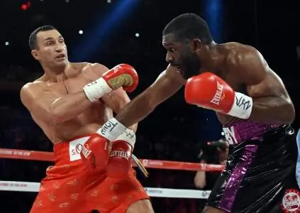 Pugilato, Wladimir Klitschko vince ai punti su Jennings e resta re dei massimi