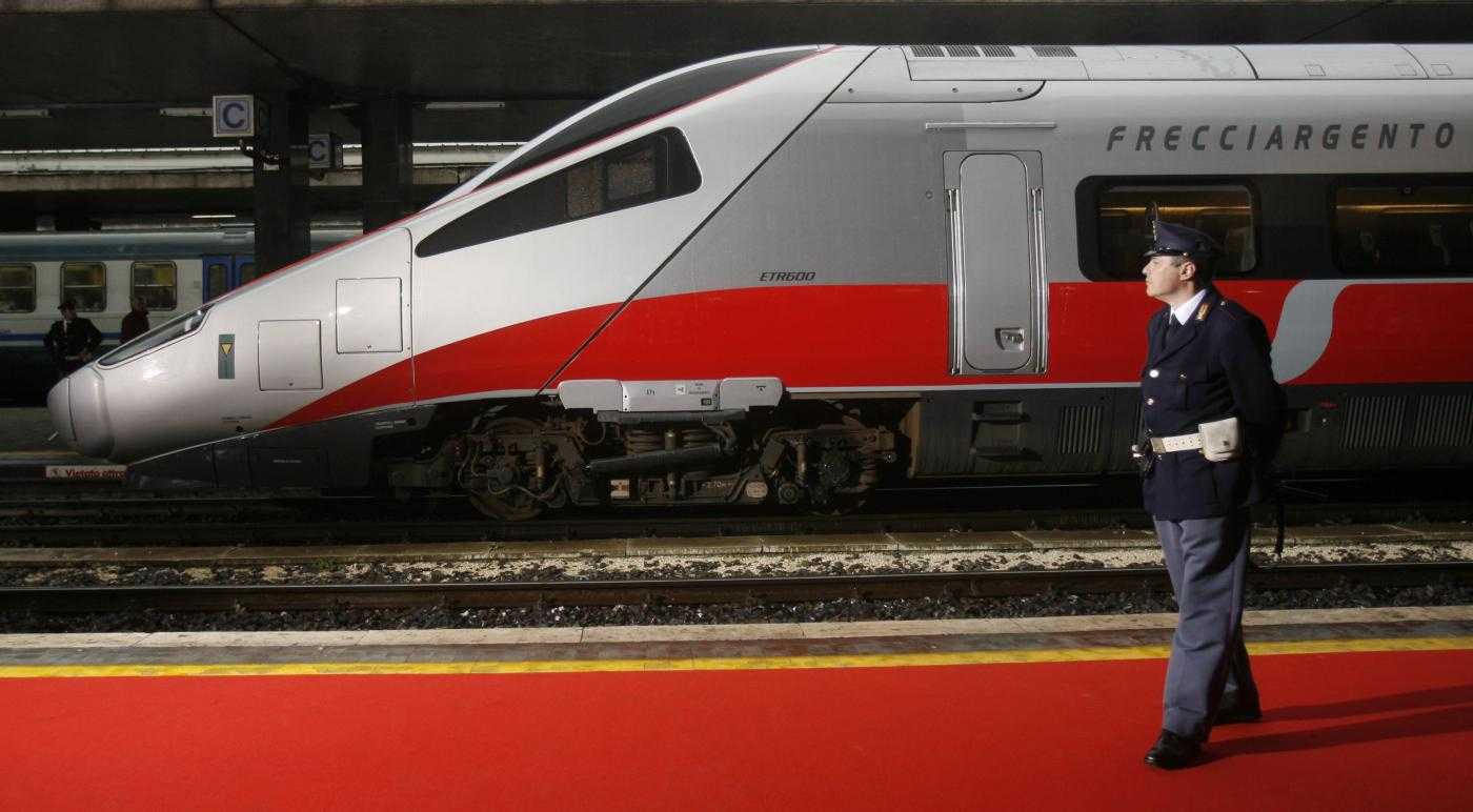 Bolzano, trovate 7 molotov sul Frecciargento per Roma: ipotesi attentato dimostrativo anarchico