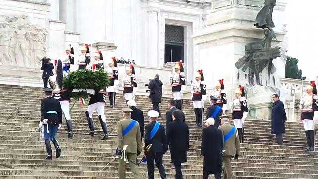 25 aprile, omaggio di Mattarella all'altare delle Patria a 70 anni dalla Liberazione