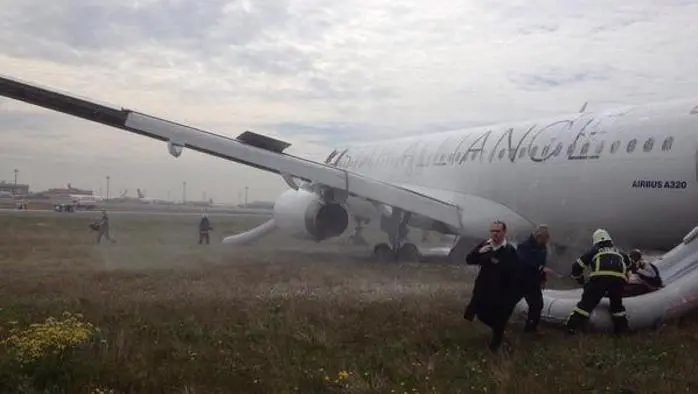 Paura sul volo Turkish Milano-Istanbul: aereo atterra col motore in fiamme