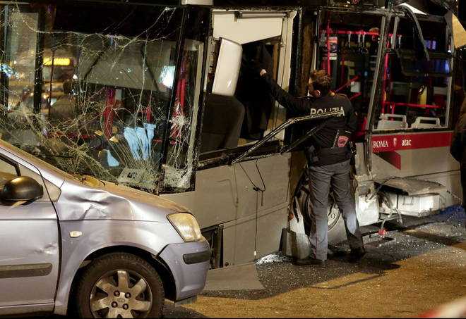 Scontro tra bus e tram nella circonvallazione Gianicolense. Due feriti gravi