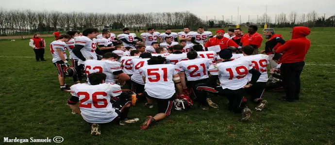 Football Americano, II Divisione: scontro diretto Cavaliers-Islanders, che lotta dietro dei Guelfi