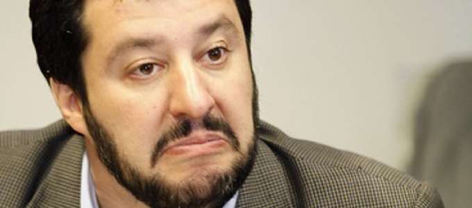 Livorno, contestato Salvini. E il leader alza il dito medio