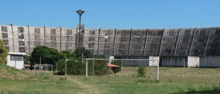 Firenze, detenuta del carcere di Sollicciano innesca un incendio in cella: agenti intossicati