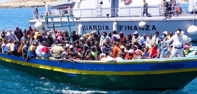 Soccorso barcone al largo della Calabria, salvi 446 migranti