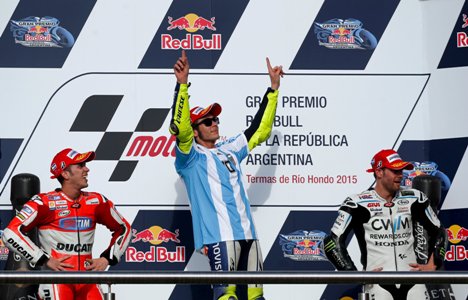 Maradona ringrazia Valentino Rossi dopo l'omaggio di ieri sul podio del Gp di Argentina
