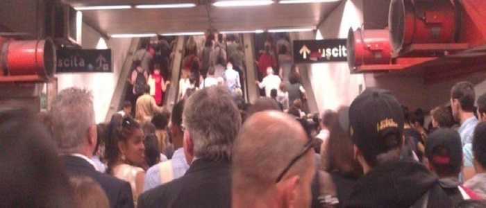 Roma, caos sciopero: passeggeri occupano vagoni metro