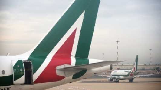 Alitalia, atterraggio d'emergenza a Fiumicino a causa di un bagaglio sospetto