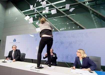 Bce, manifestante di «Blockupy» interrompe conferenza stampa di Draghi