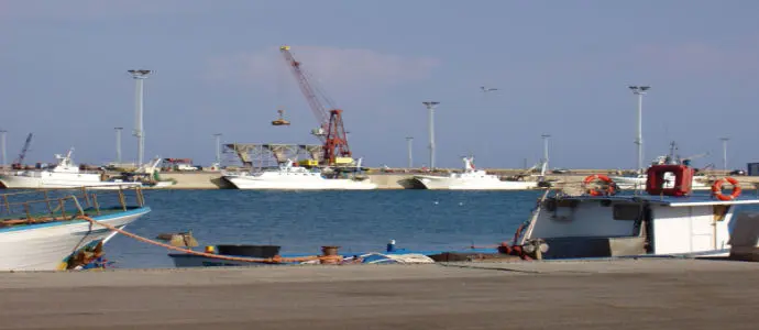 Immigrati: a Corigliano Calabro petroliera con 110 persone