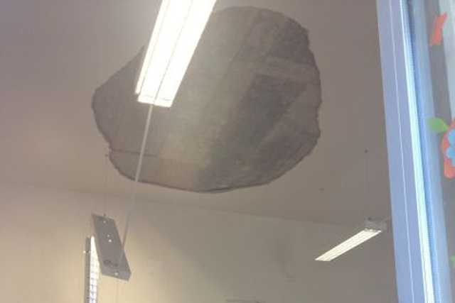 Ostuni, crolla il soffitto in una scuola elementare