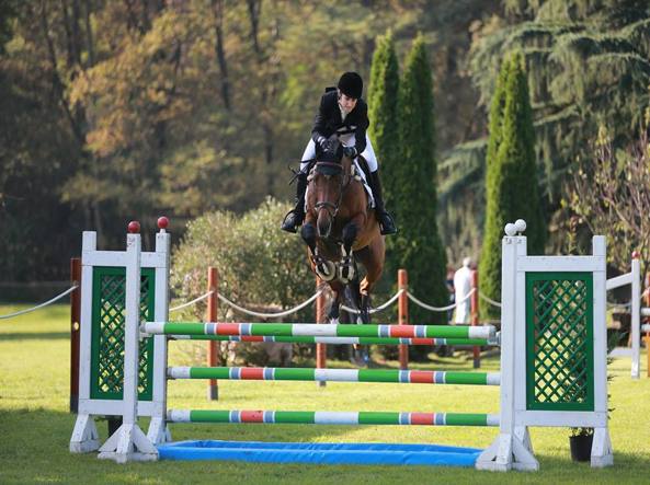 Cade e viene schiacciata dal suo cavallo: muore ragazza 25enne di Varese