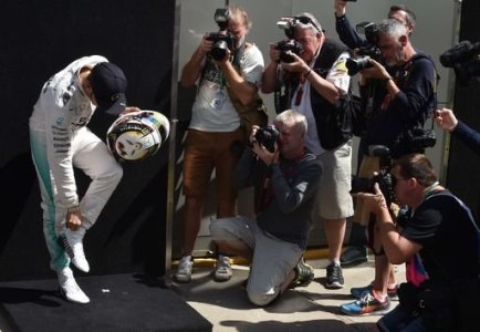 F1, Gp Cina, Hamilton domina le libere. Secondo Raikkonen