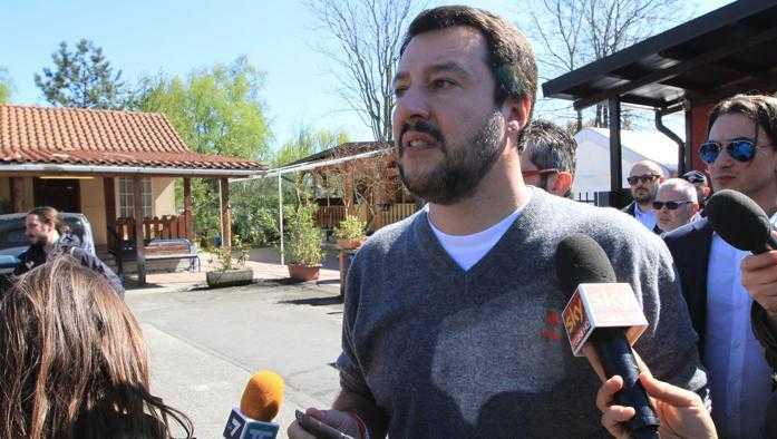Salvini, idea shock: «I campi rom li raderei al suolo». Interviene il Vaticano: «Frasi stupide»