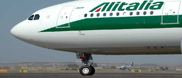 Pilota dell'Alitalia spara in casa: sospeso dalla compagnia