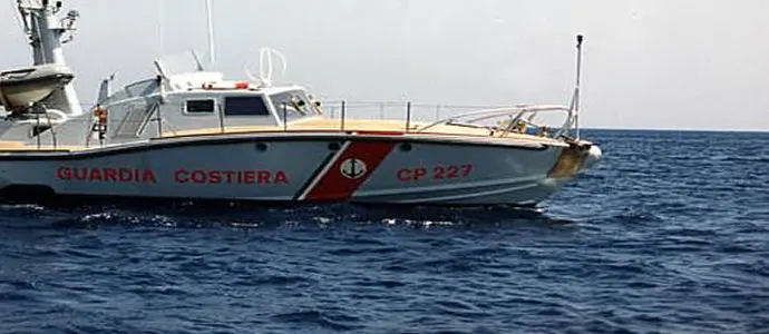 Immigrati: sbarco a Roccella Jonica, disincagliato peschereccio