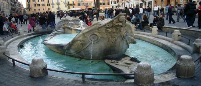 Roma, La Barcaccia si illumina di blu