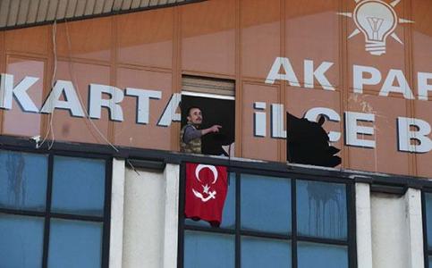 Istanbul sotto assedio: attacco alla sede della polizia e al partito di Erdogan