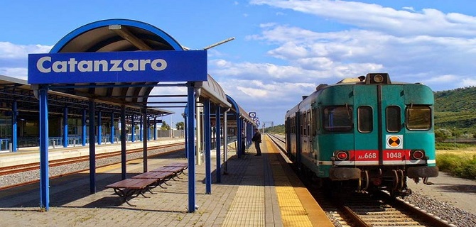 Catanzaro, in fiamme vagone treno Ferrovie Calabria