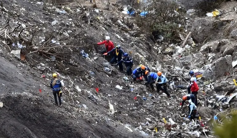 Germanwings, Lubitz fu curato per tendenze suicide. Si cerca la seconda scatola nera