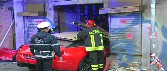 Roma: Ferrari impazzita si schianta contro un negozio