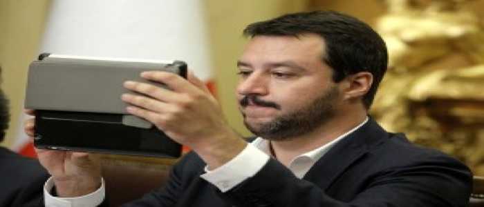 Matteo Salvini: "Renzi e la Boldrini restino in Tunisia, stanno riempiendo l'Italia di invasori"