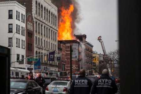 Esplosione in un palazzo a Manhattan, una dozzina di feriti