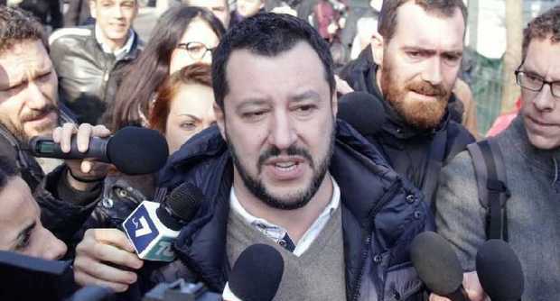 Abusivi via Padova: centri sociali contestano Salvini. Lui se ne va mostrando il dito medio