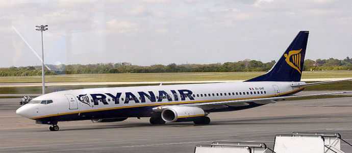 Terrore sul volo F5000 Ryanair guasto a motore, atterraggio emergenza aereo a Lamezia Terme