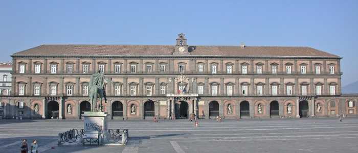 Napoli: dipendente del consorzio unico di bacino si arrampica sul cornicione di Palazzo Reale
