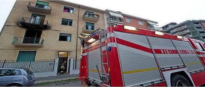 Incendio nella notte in un'abitazione a Torino, morti due anziani