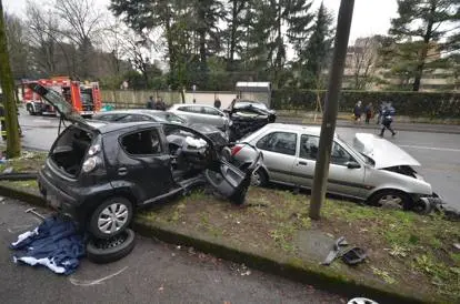 Monza, pirata della strada travolge 5 auto: muore 15enne, grave la madre