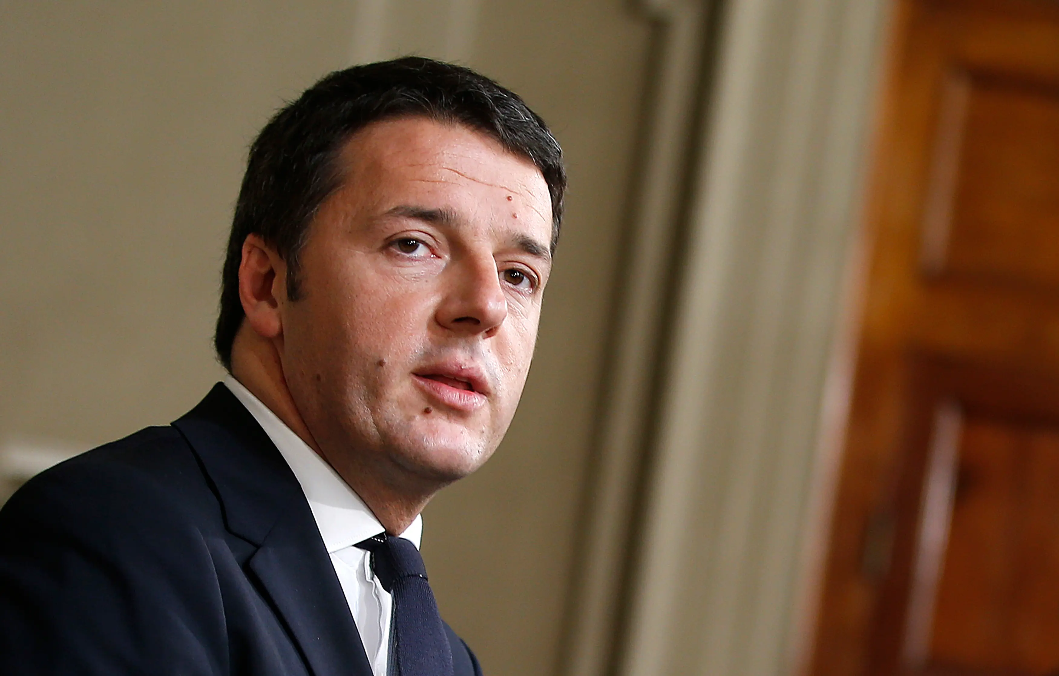 Renzi: «Non caccio gli indagati. D'Alema? Sembra una vecchia gloria del wrestling»