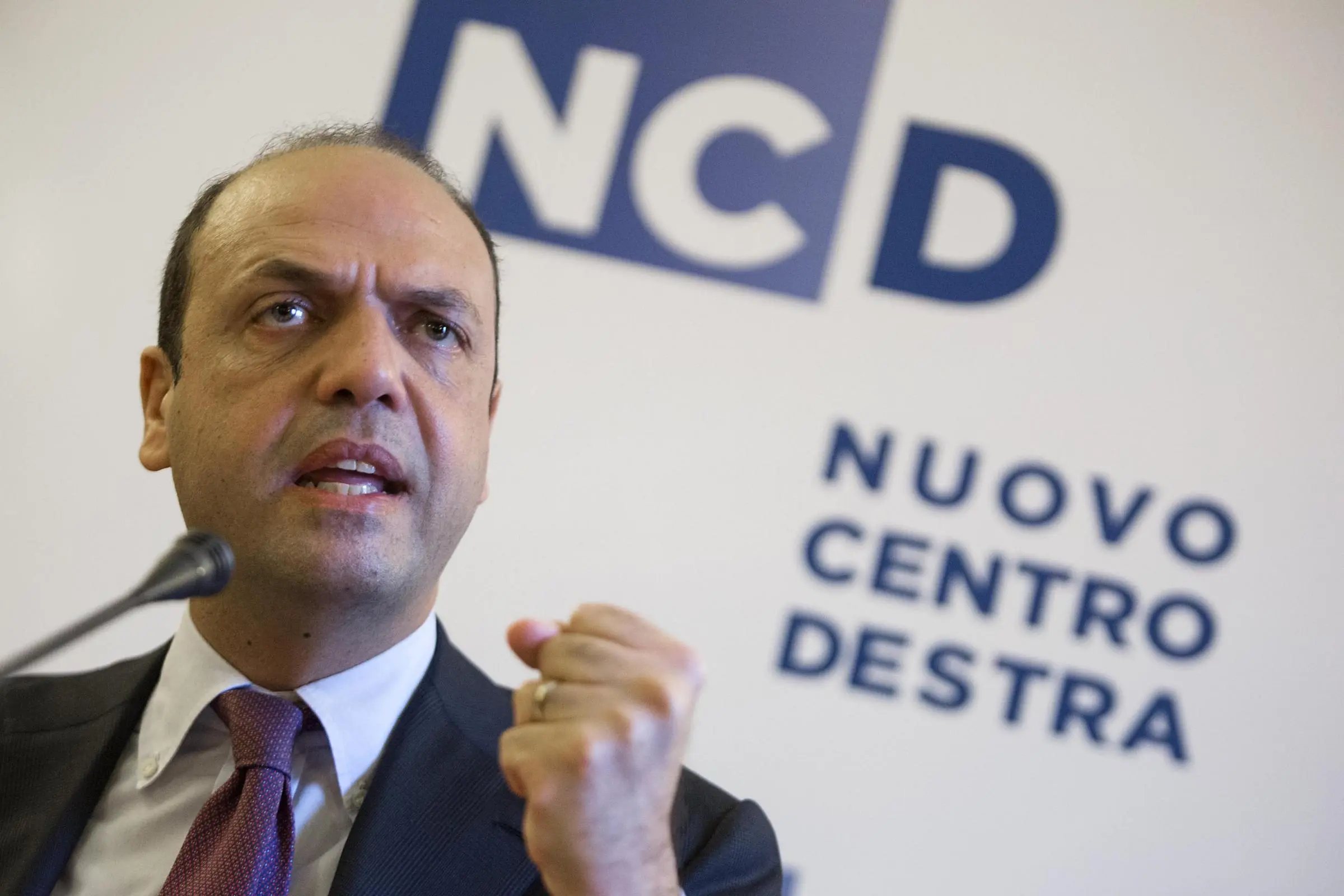 I mal di pancia nel Ncd, Alfano: «Restiamo al governo»