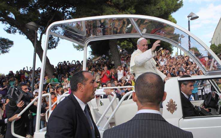 Papa Francesco in visita a Napoli. Spreranza per il miracolo di San Gennaro