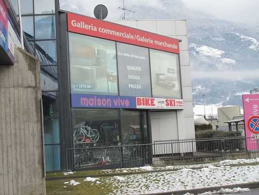Furto al negozio di sport di Pollein: rubate otto bici dal valore di 30mila euro