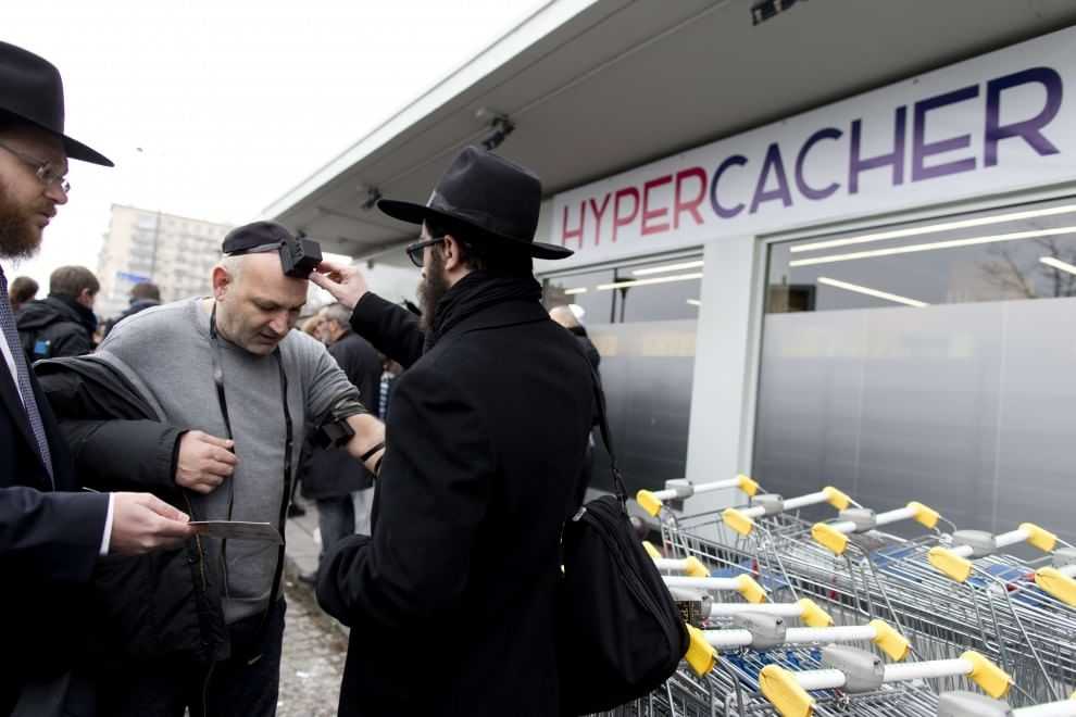Parigi, dopo Charlie Hebdo: riapre il supermercato kosher di Hyper Cache
