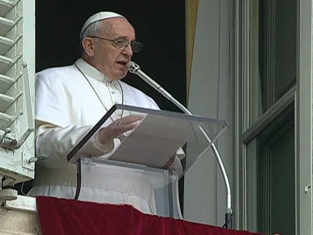 Papa Francesco: «Mondo nasconde persecuzione ai cristiani. Prego perché finisca presto»