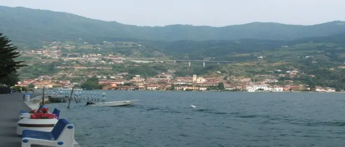 Brescia, donna sessantenne cade nel Lago di Iseo e muore annegata: si ipotizza un malore