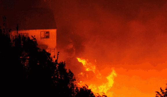 Cile, vasto incendio colpisce Valparaiso: un morto e 4.500 sfollati