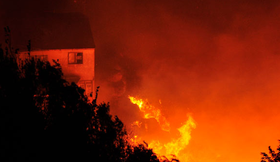 Cile, vasto incendio colpisce Valparaiso: un morto e 4.500 sfollati