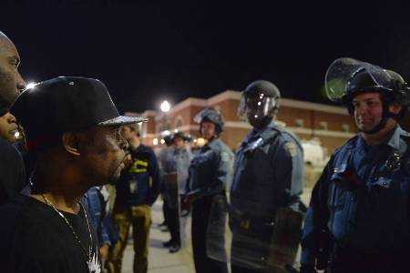 Ferguson, nuovi disordini: feriti due agenti